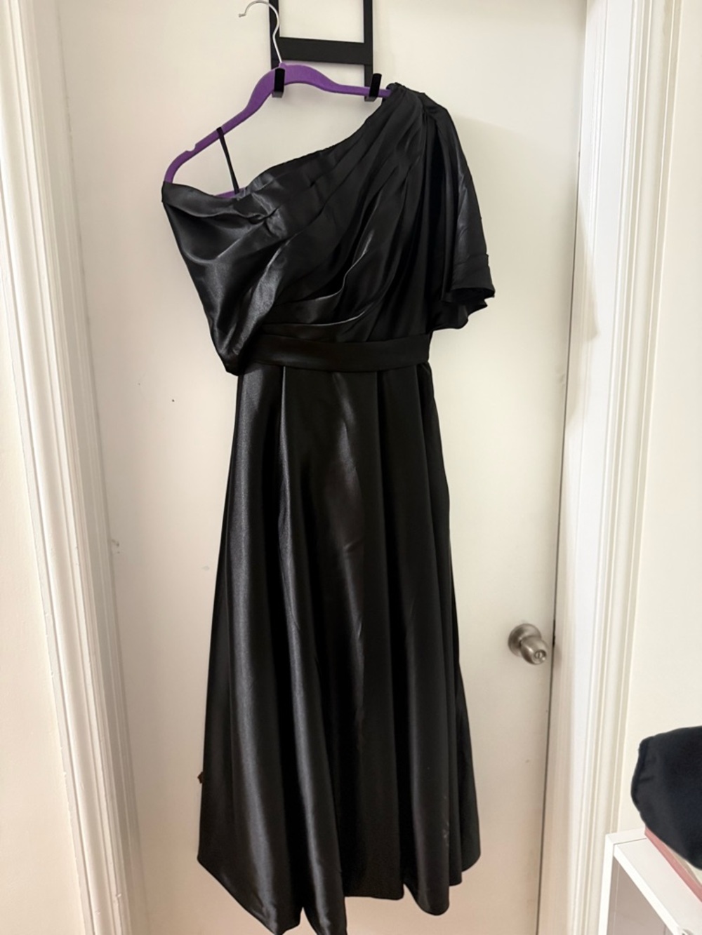 Elegant One-Shoulder Black Satin Midi Dress - Picture 2 of 3